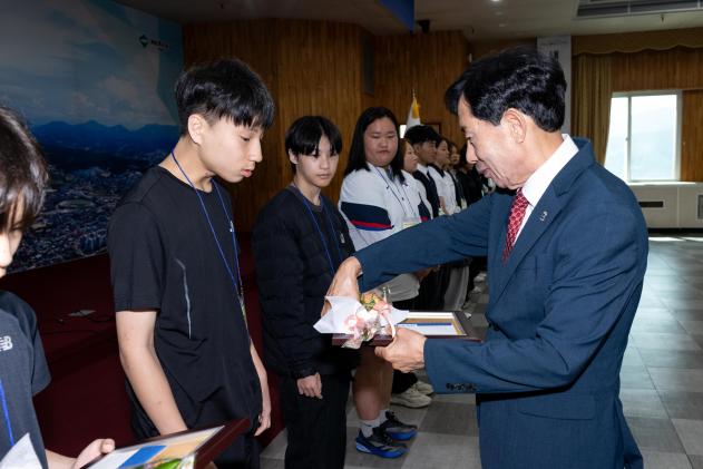 귀뚜라미 문화재단 장학증서 수여식 의 사진